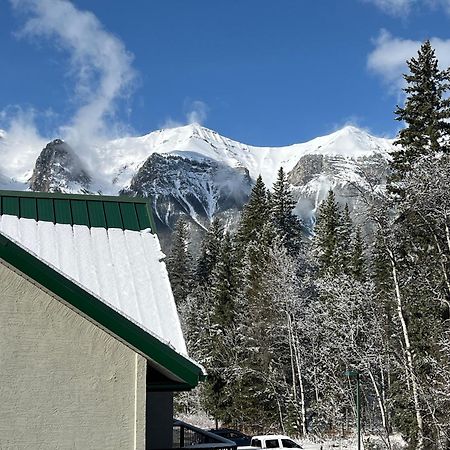 Banff Wood Lodge แคนมอร์ ภายนอก รูปภาพ