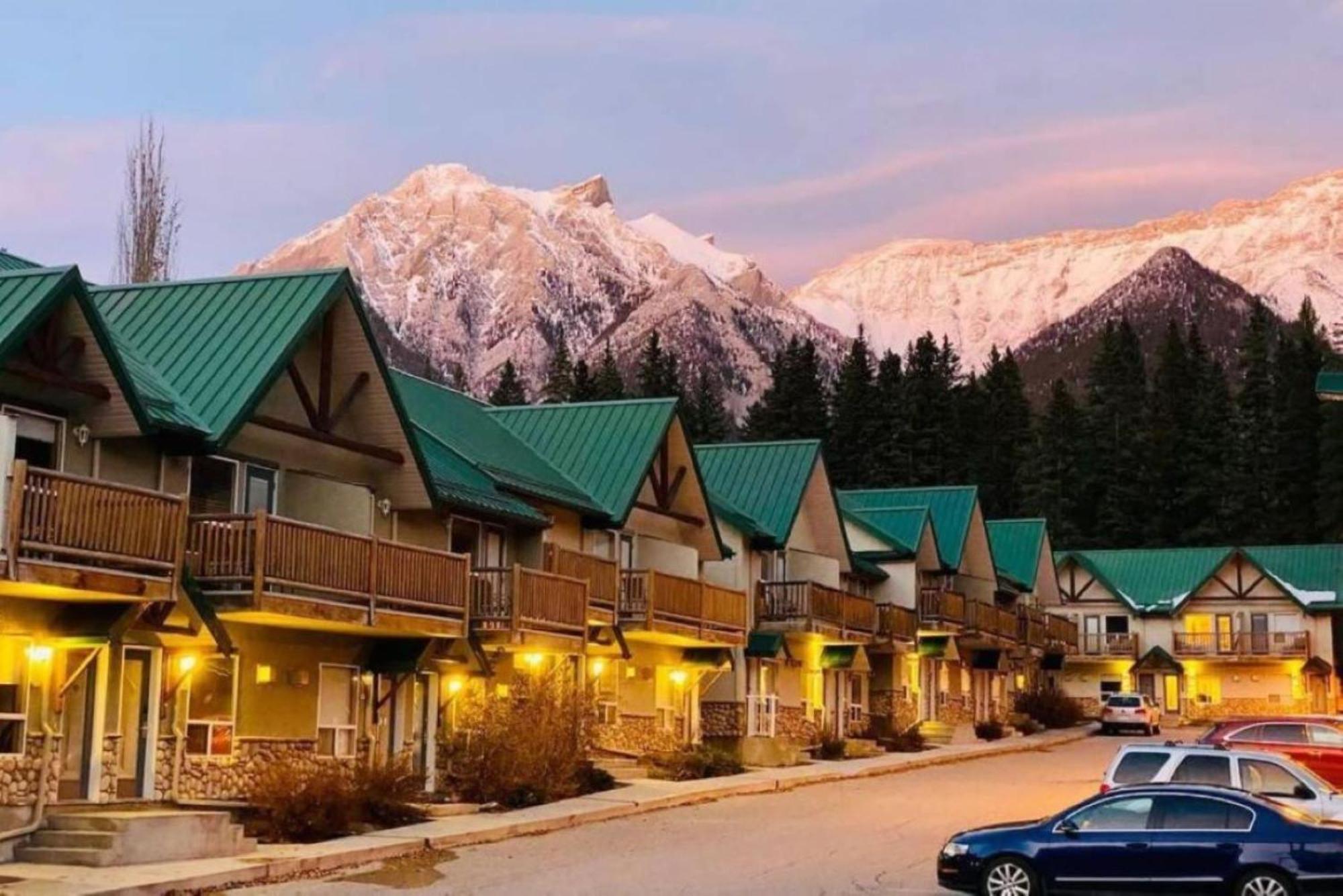 Banff Wood Lodge แคนมอร์ ภายนอก รูปภาพ