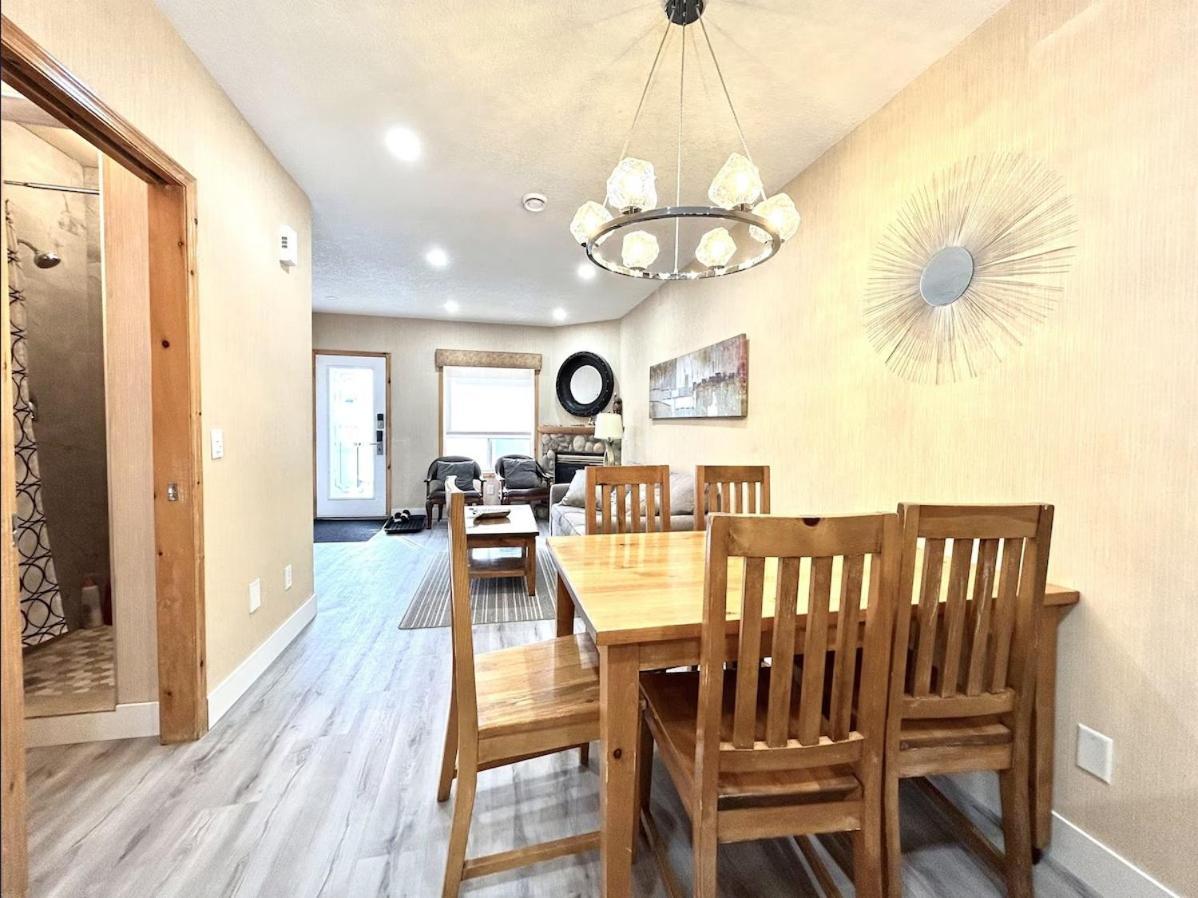 Banff Wood Lodge แคนมอร์ ภายนอก รูปภาพ