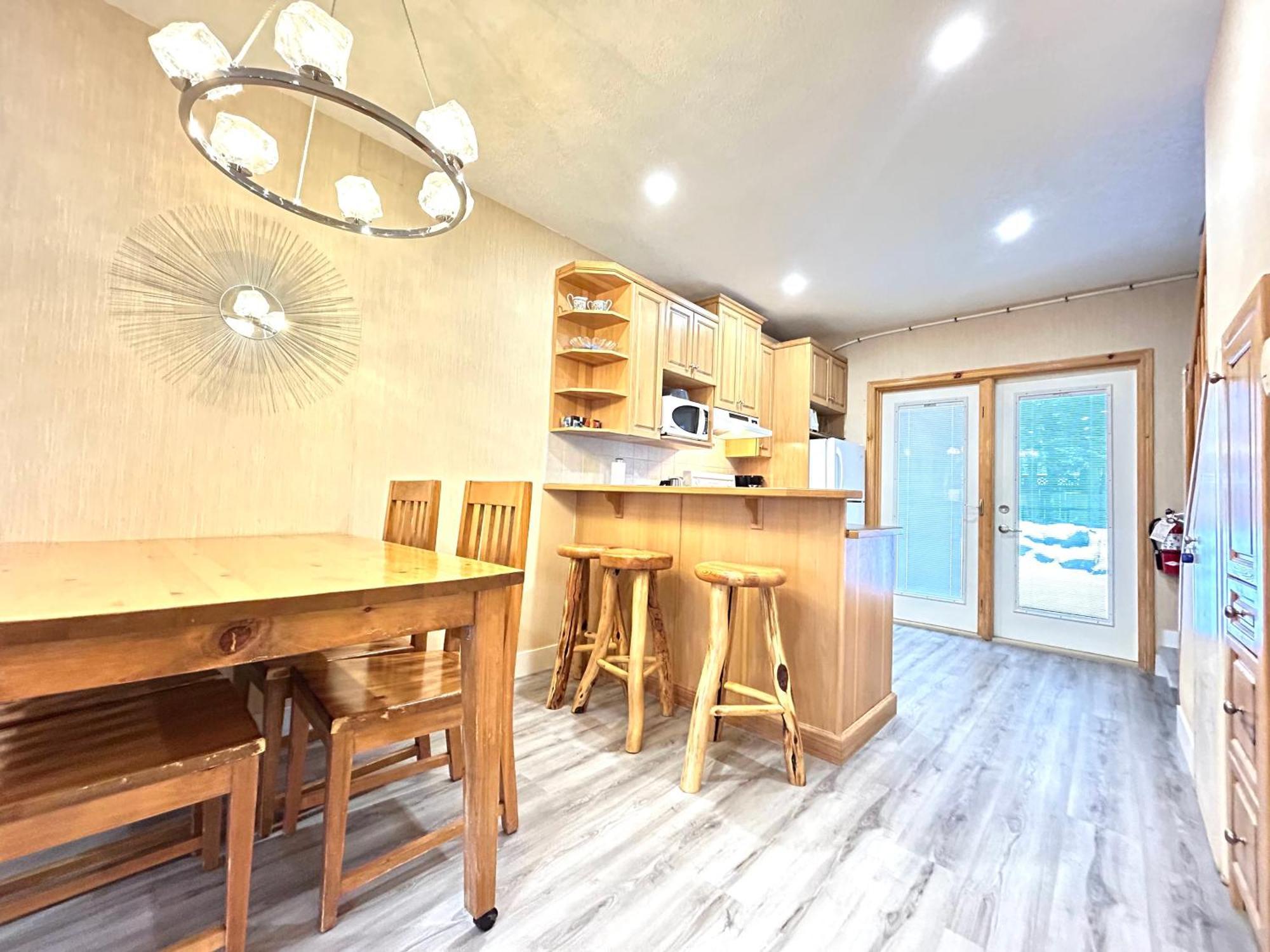 Banff Wood Lodge แคนมอร์ ภายนอก รูปภาพ