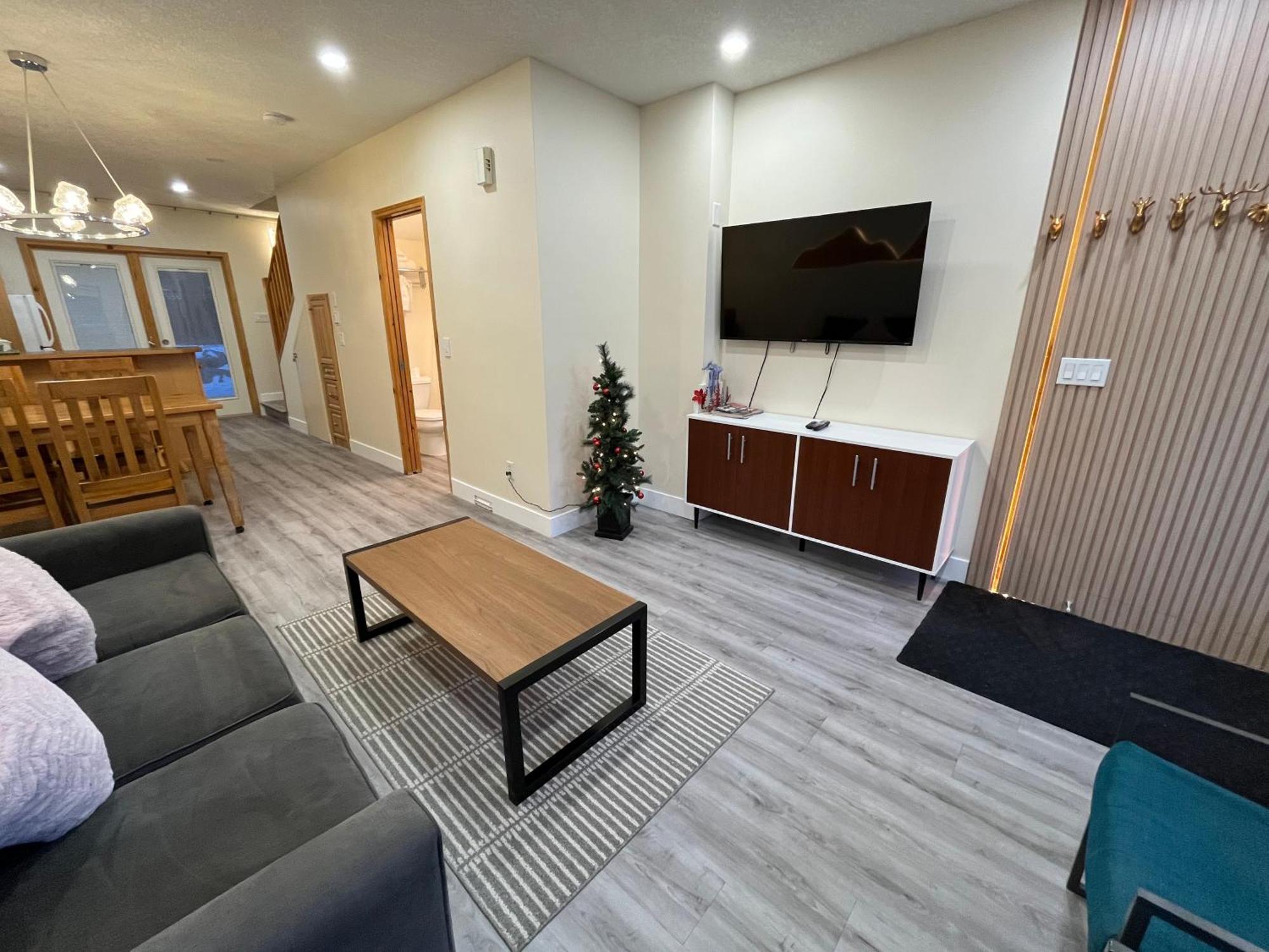 Banff Wood Lodge แคนมอร์ ภายนอก รูปภาพ