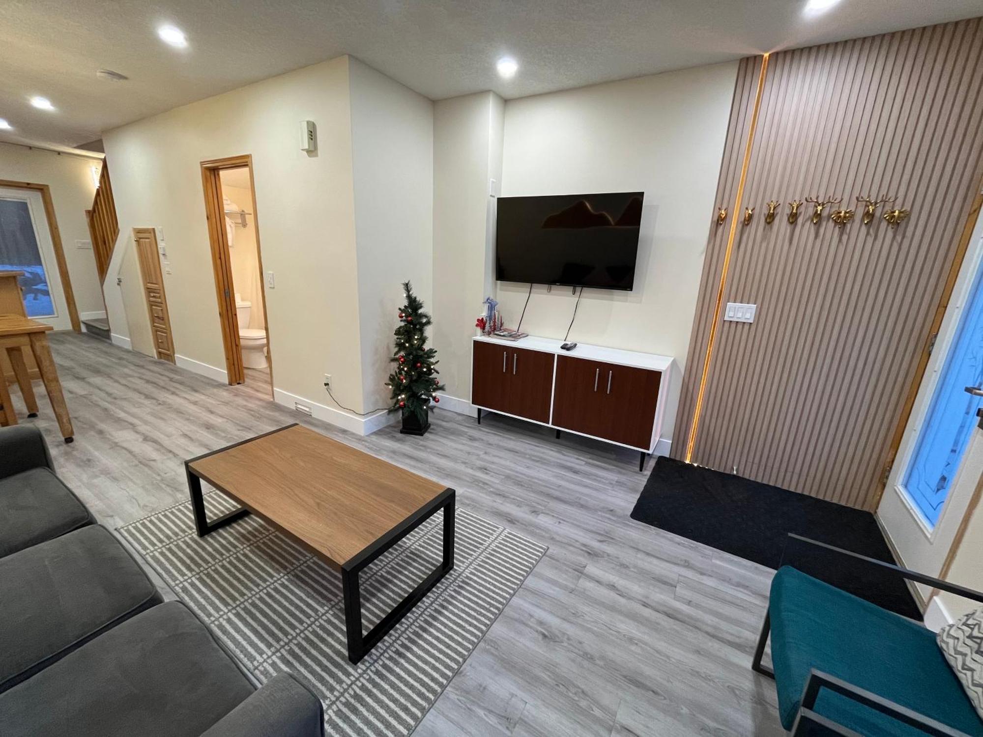 Banff Wood Lodge แคนมอร์ ภายนอก รูปภาพ