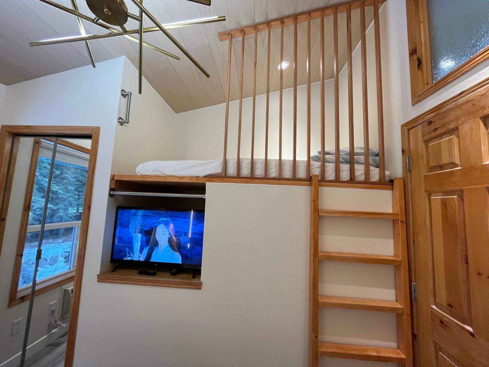 Banff Wood Lodge แคนมอร์ ภายนอก รูปภาพ