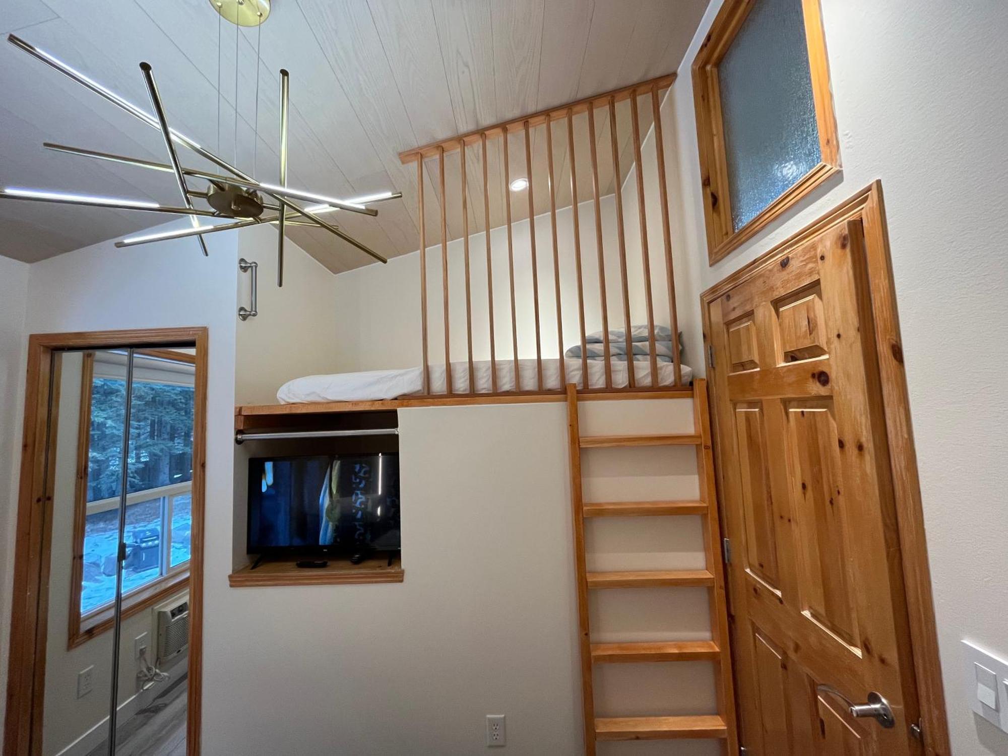 Banff Wood Lodge แคนมอร์ ภายนอก รูปภาพ
