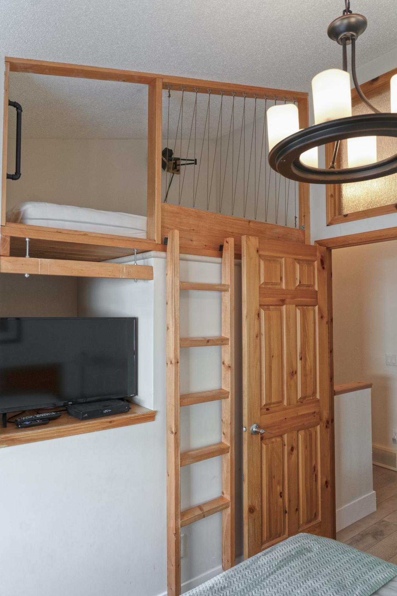 Banff Wood Lodge แคนมอร์ ภายนอก รูปภาพ
