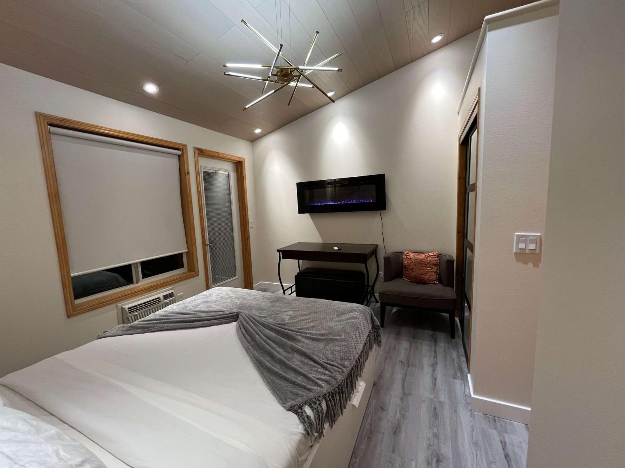 Banff Wood Lodge แคนมอร์ ภายนอก รูปภาพ