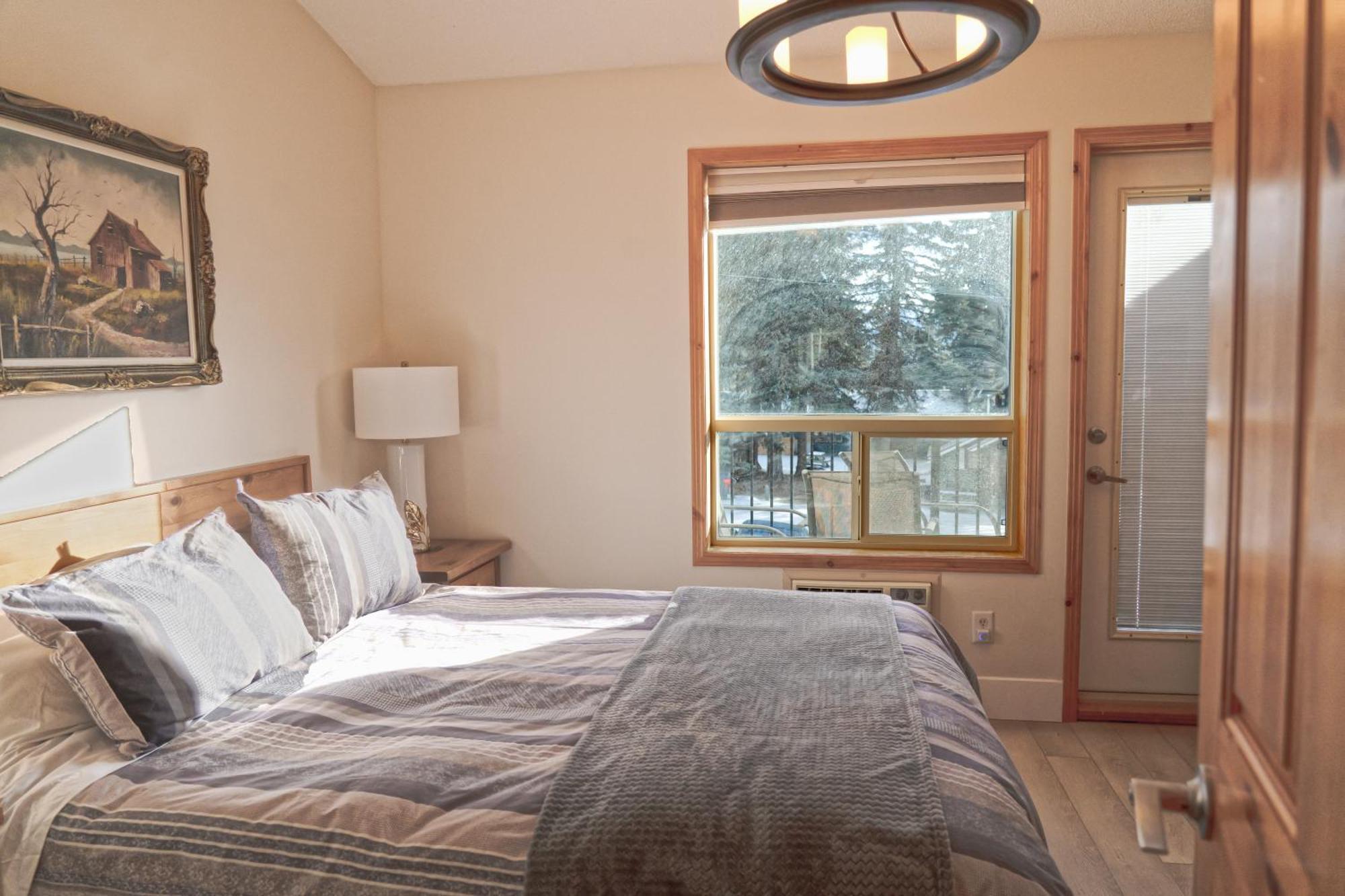 Banff Wood Lodge แคนมอร์ ภายนอก รูปภาพ