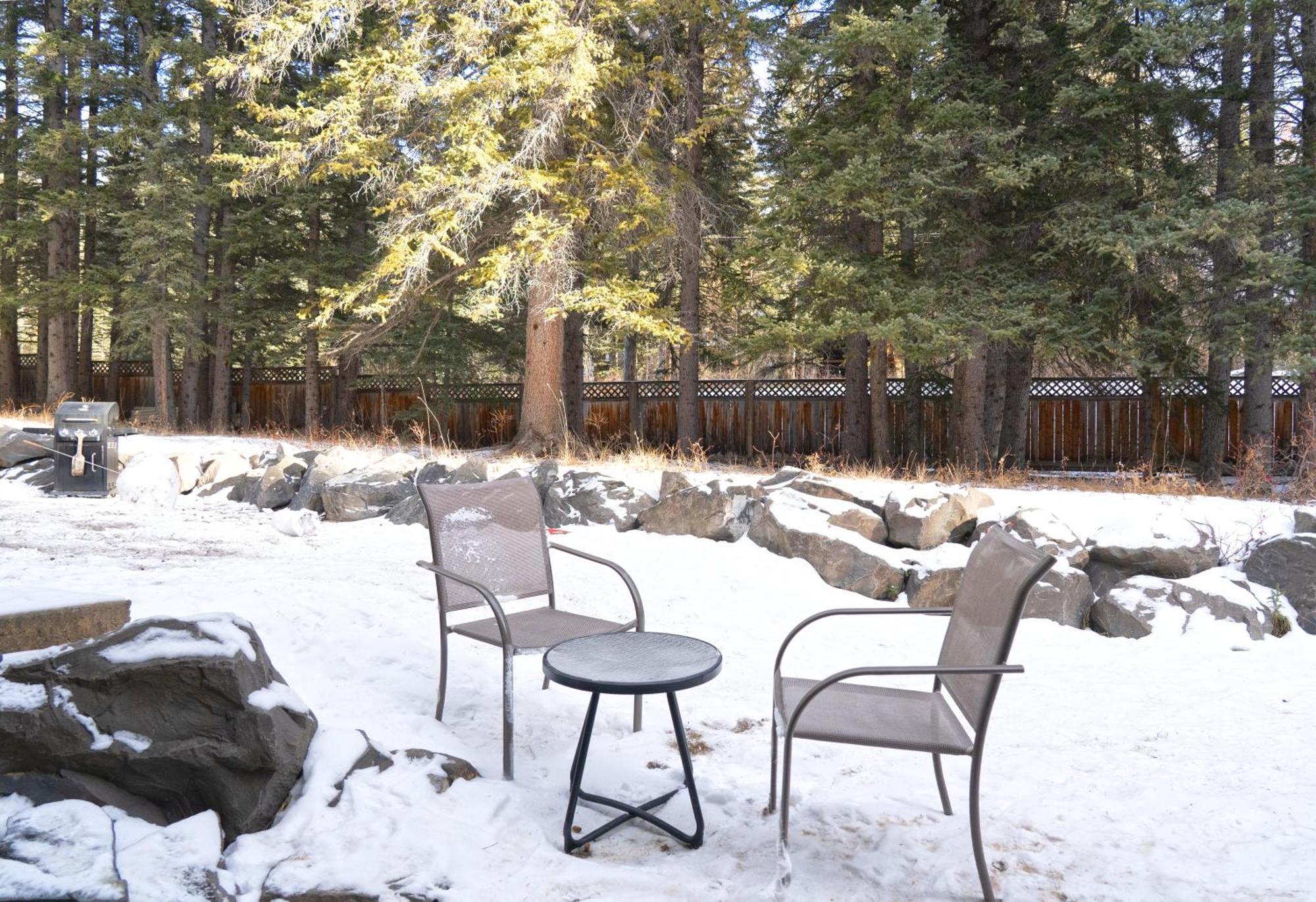 Banff Wood Lodge แคนมอร์ ภายนอก รูปภาพ
