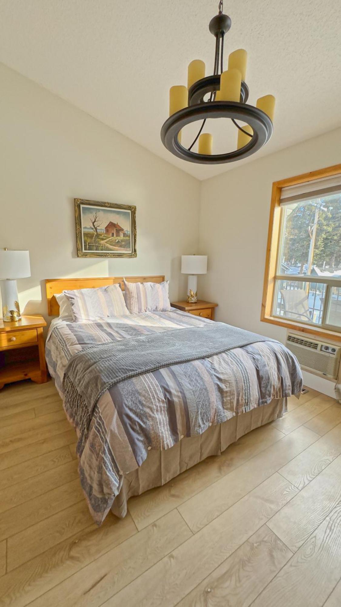 Banff Wood Lodge แคนมอร์ ภายนอก รูปภาพ