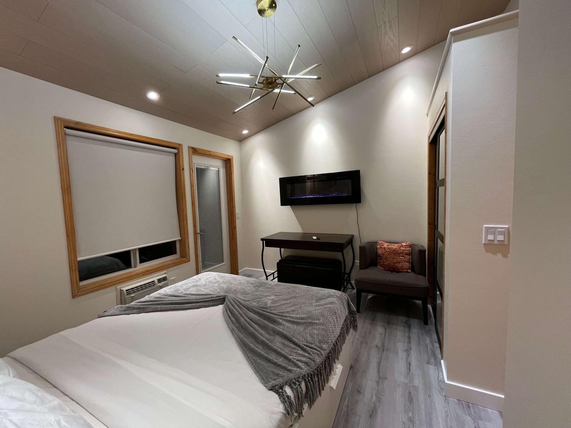 Banff Wood Lodge แคนมอร์ ภายนอก รูปภาพ