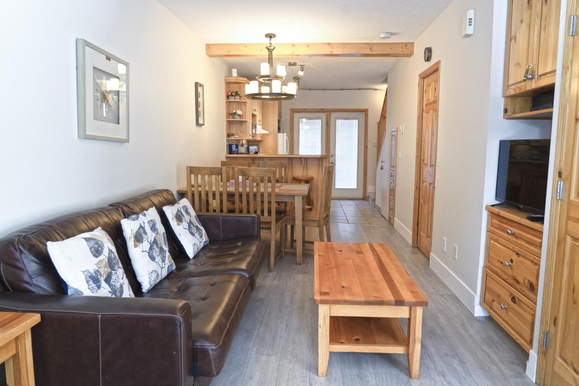 Banff Wood Lodge แคนมอร์ ภายนอก รูปภาพ