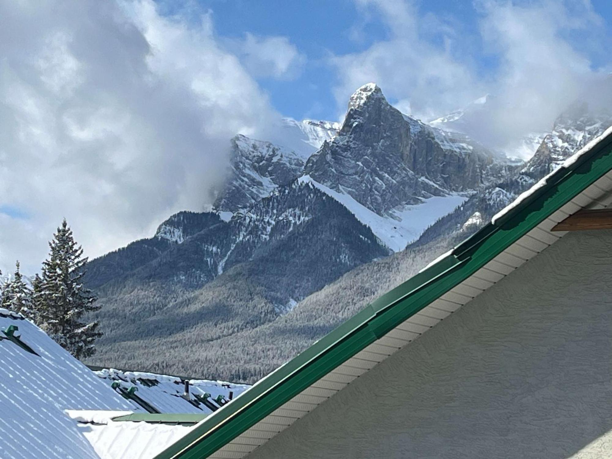 Banff Wood Lodge แคนมอร์ ภายนอก รูปภาพ
