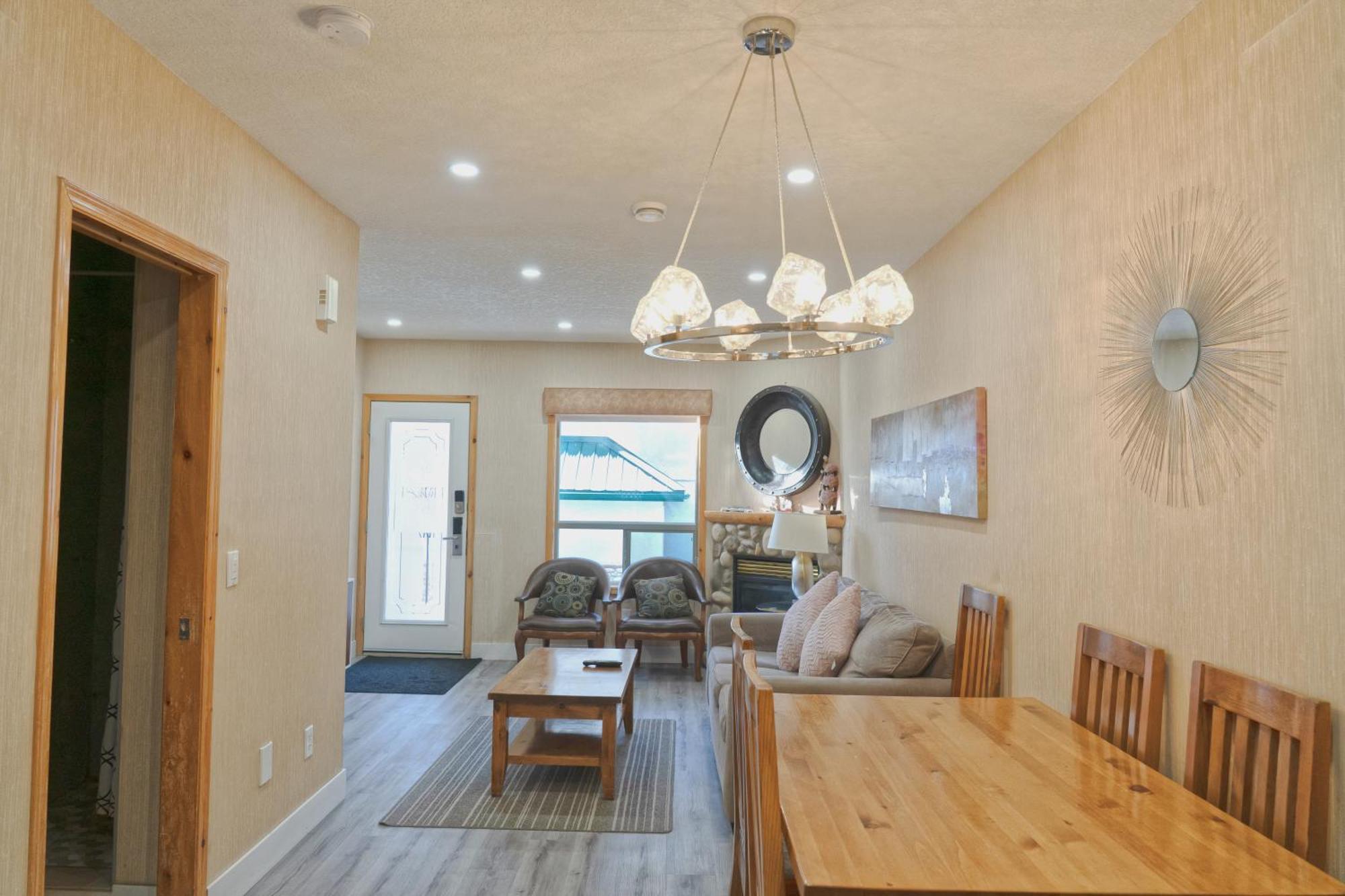Banff Wood Lodge แคนมอร์ ภายนอก รูปภาพ