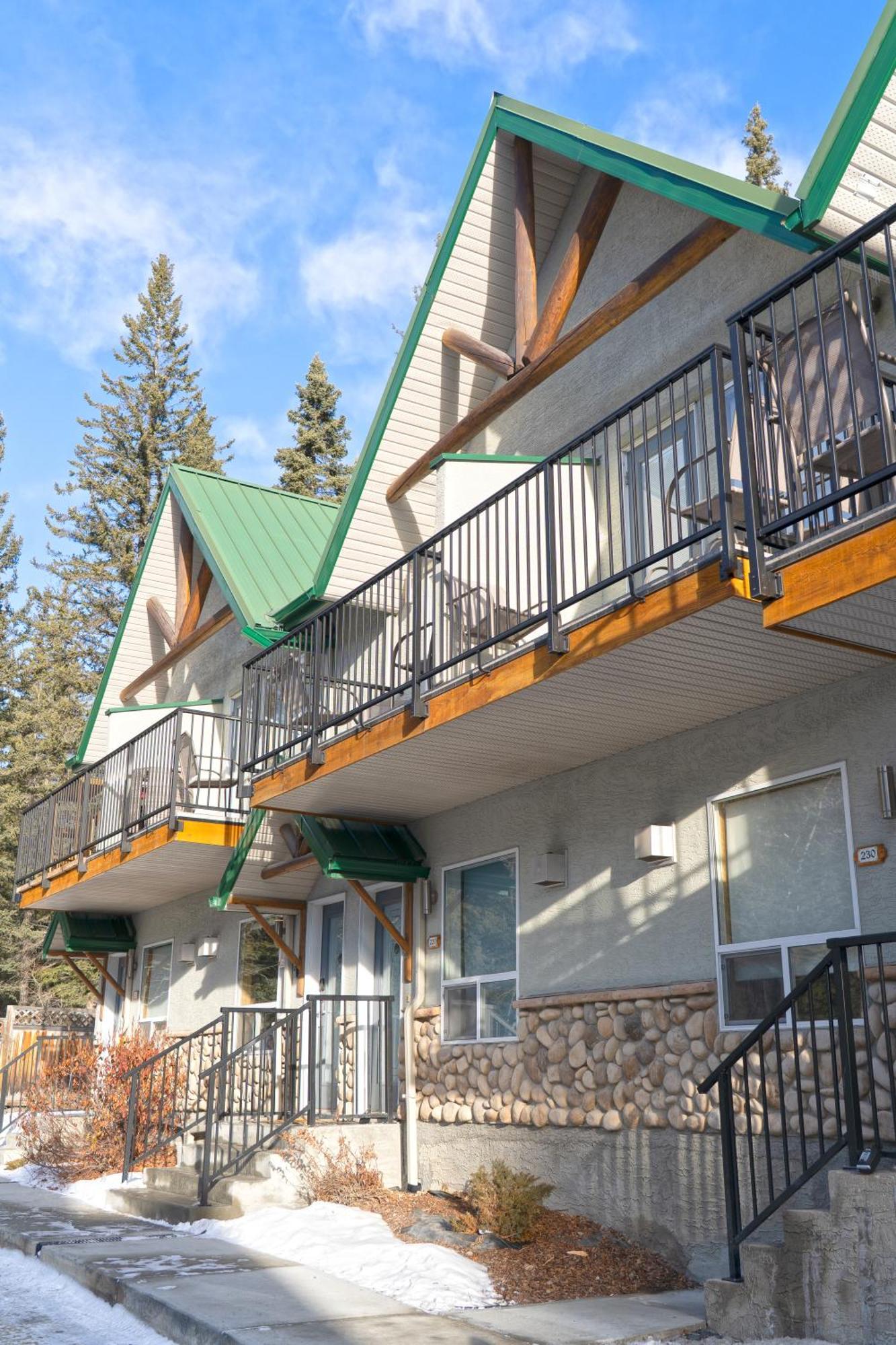 Banff Wood Lodge แคนมอร์ ภายนอก รูปภาพ
