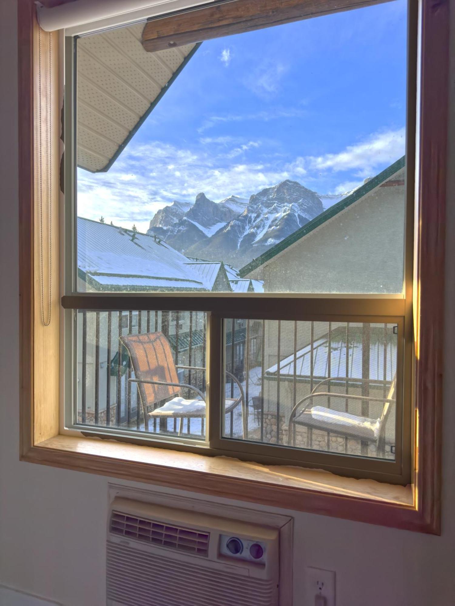 Banff Wood Lodge แคนมอร์ ภายนอก รูปภาพ