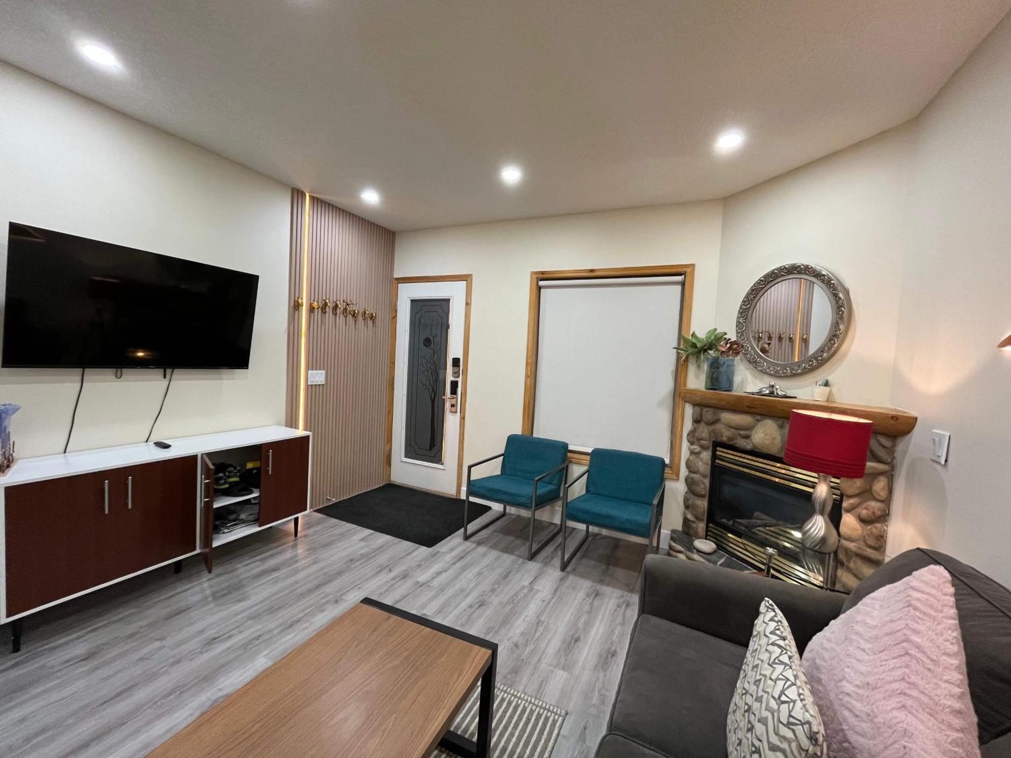Banff Wood Lodge แคนมอร์ ภายนอก รูปภาพ