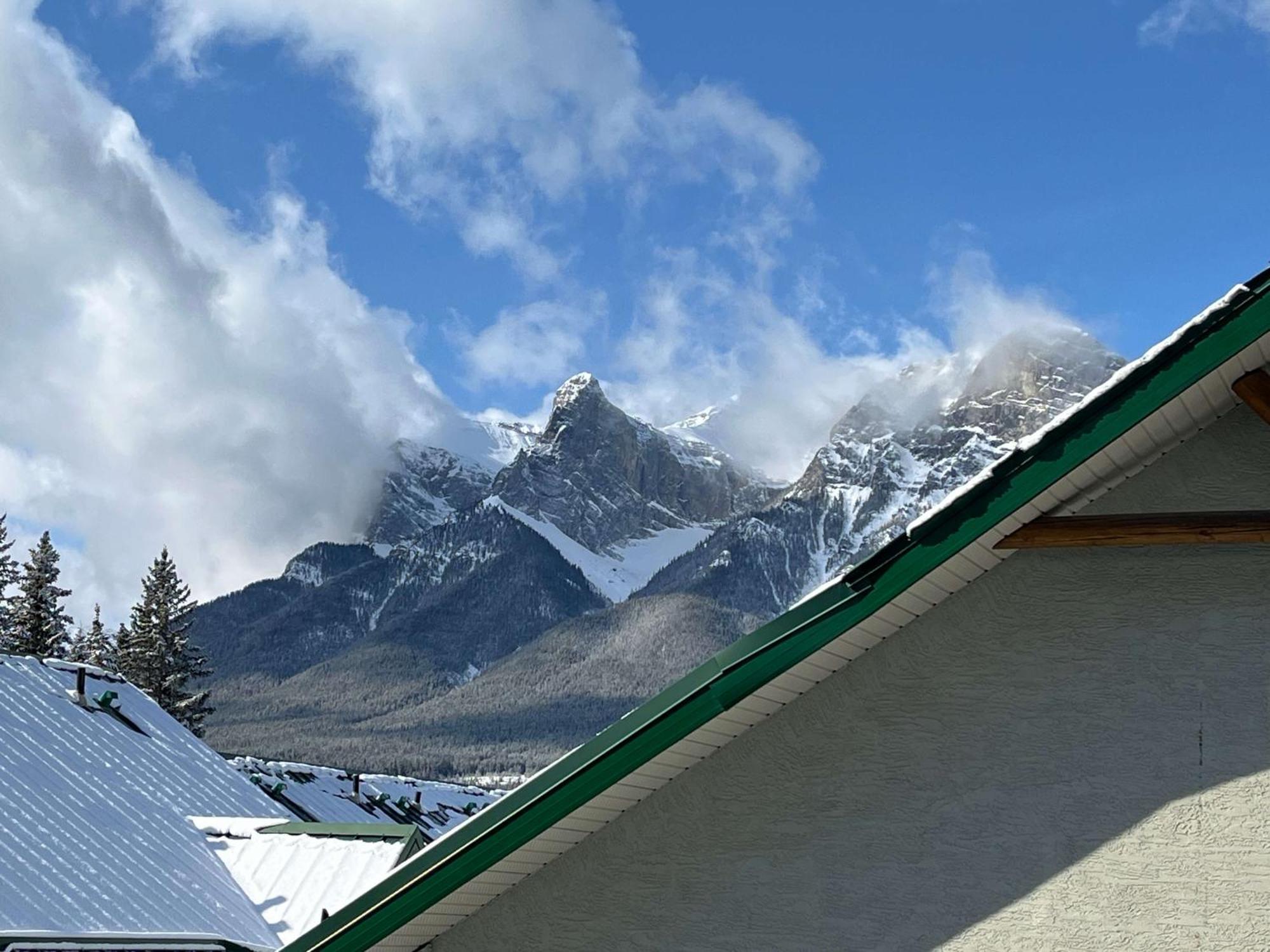 Banff Wood Lodge แคนมอร์ ภายนอก รูปภาพ