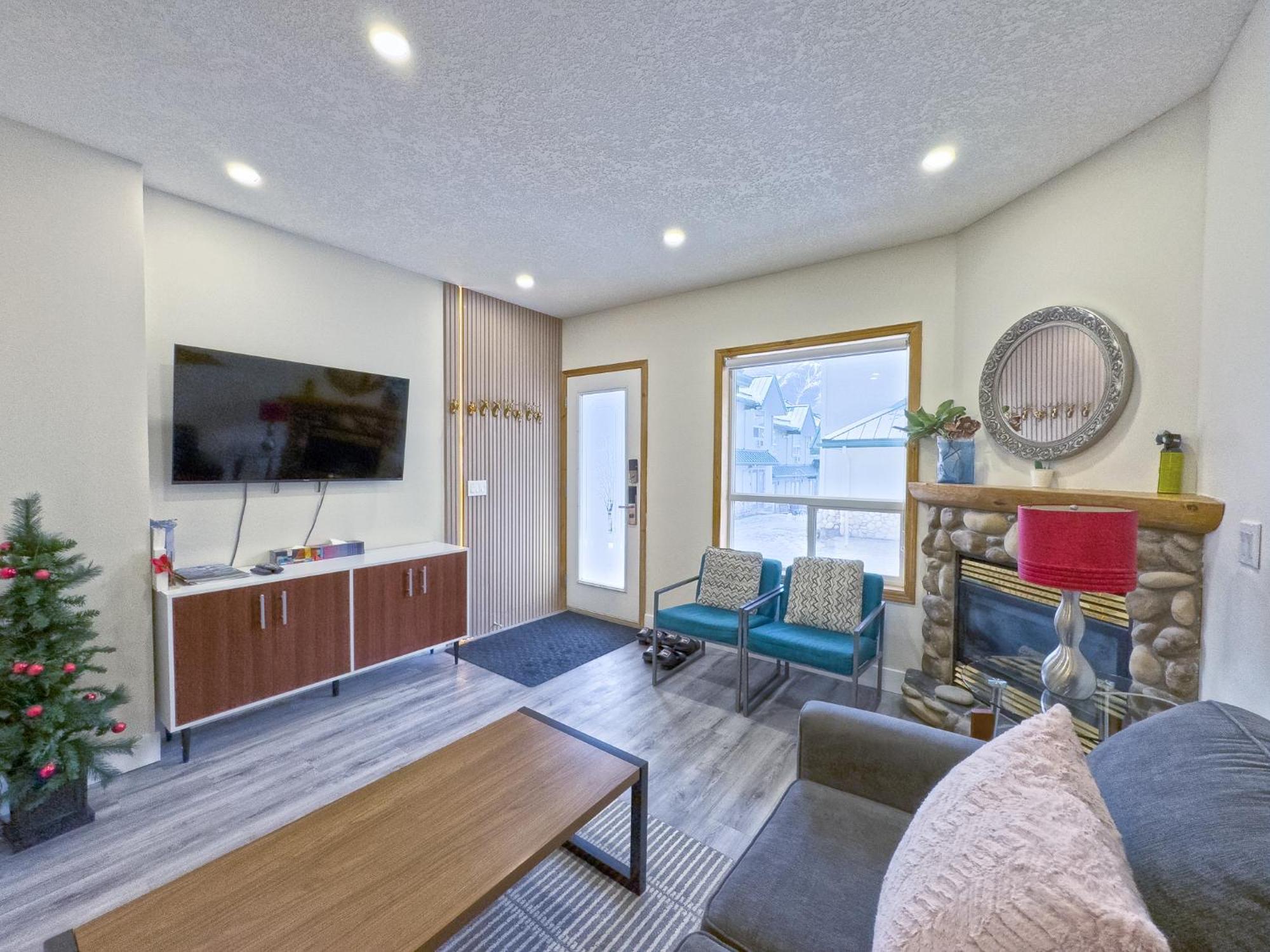 Banff Wood Lodge แคนมอร์ ภายนอก รูปภาพ