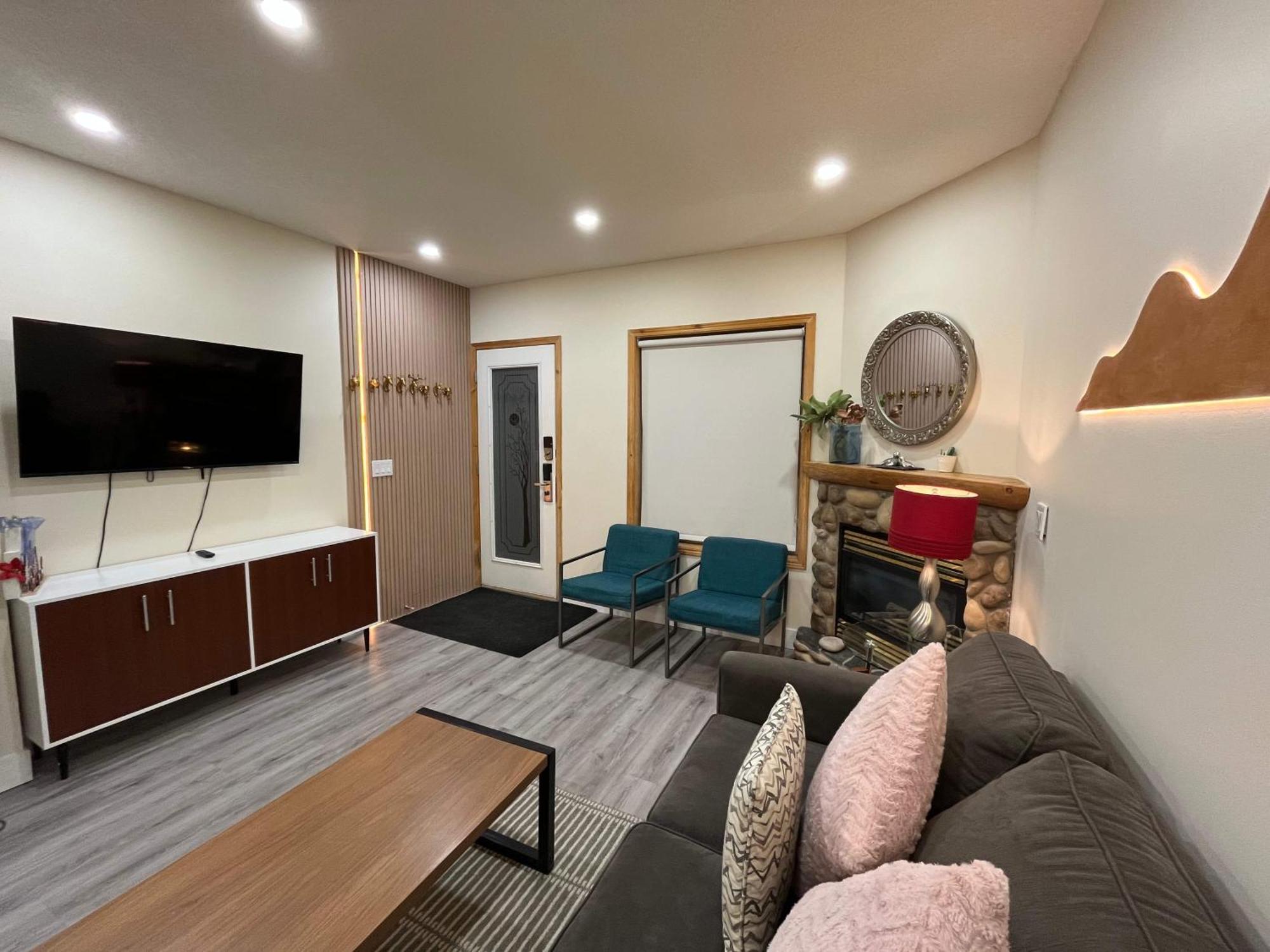 Banff Wood Lodge แคนมอร์ ภายนอก รูปภาพ