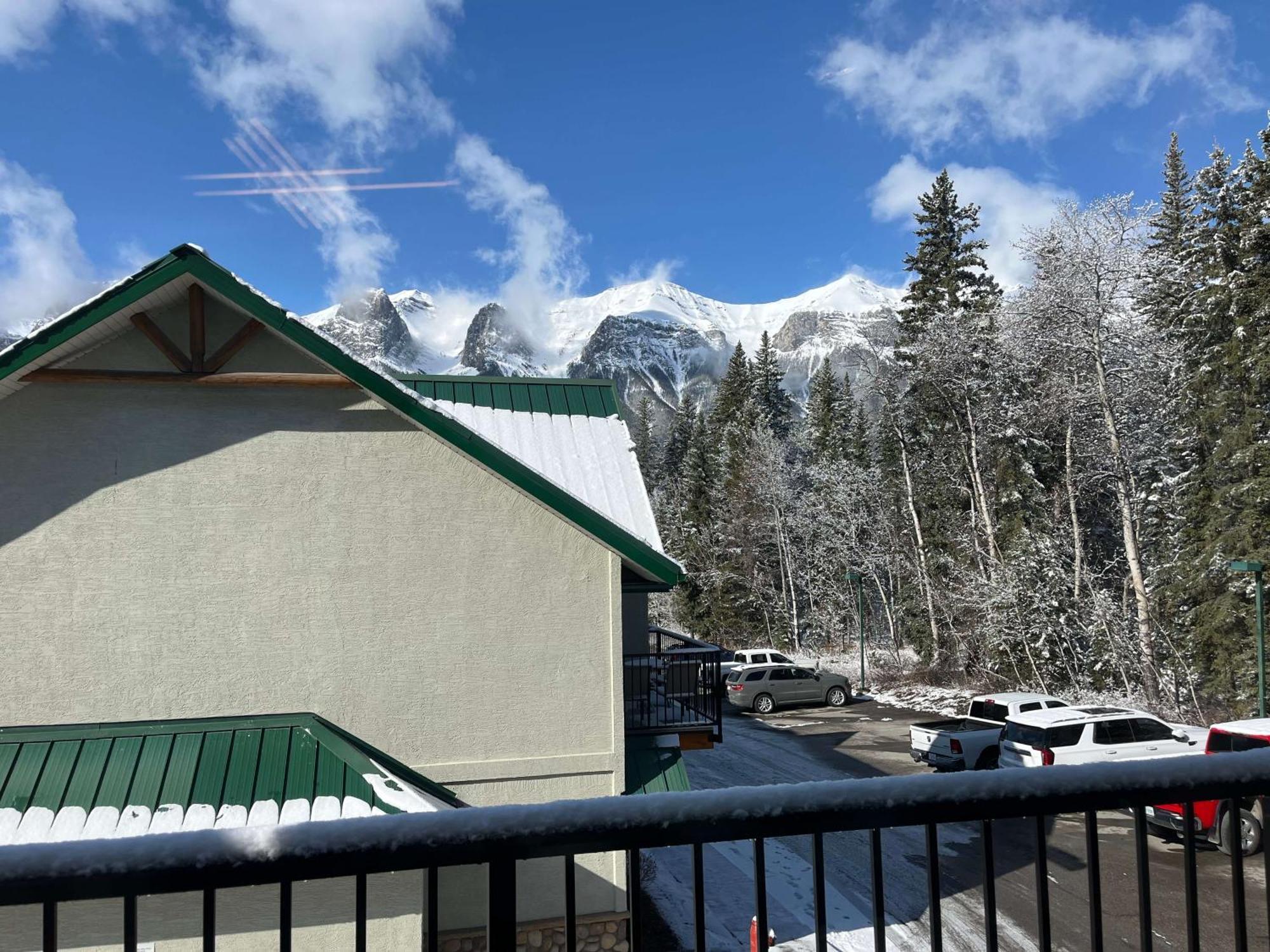 Banff Wood Lodge แคนมอร์ ภายนอก รูปภาพ